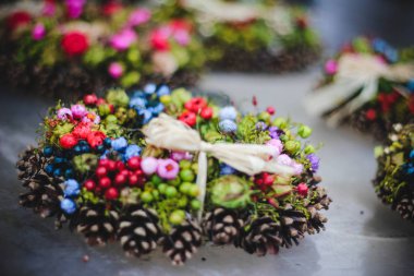 KRAKOW, POLAND, 6 Aralık 2014: St Wojciech Kilisesi yakınlarındaki geleneksel sokak pazarı ve Polonyalı şair Adam Mickiewicz 'in Anayol Meydanı, Krakow, Polonya' da Noel öncesi