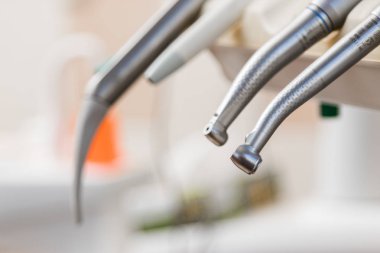 Diş hekimliği, ilaç, tıbbi ekipman ve stomatoloji konsepti - diş aletlerinin kapatılması