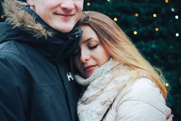 Schönes Junges Paar Genießt Den Kalten Winterabend Sie Standen Auf — Stockfoto