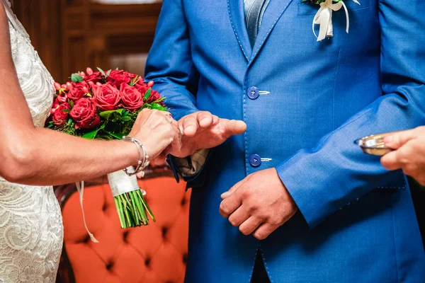 Close Groom Put Wedding Ring Bride — Stock Photo, Image