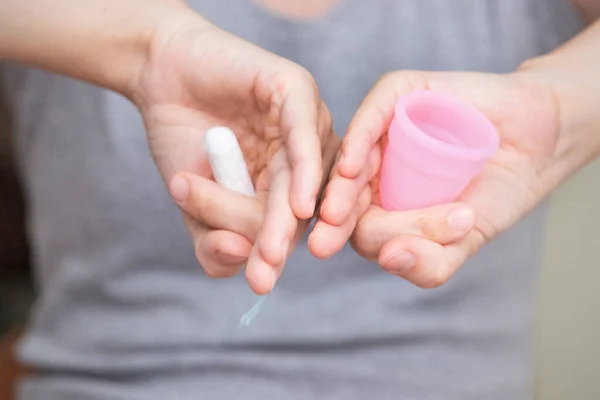 Mujer Que Sostiene Diferentes Tipos Productos Higiene Femenina Tampones Copa — Foto de Stock