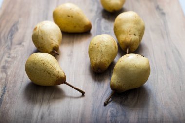 Tahta bir masada armut.