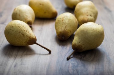 Tahta bir masada armut.