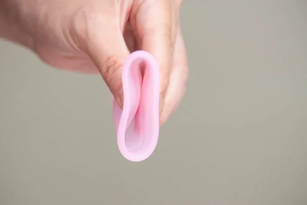 Primer Plano Mano Mujer Plegable Copa Menstrual Que Muestra Cómo — Foto de Stock