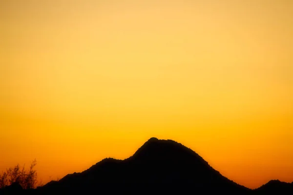 Силуэт Пустынной Горы Небом Обеспечивающим Пространство Копирования — стоковое фото