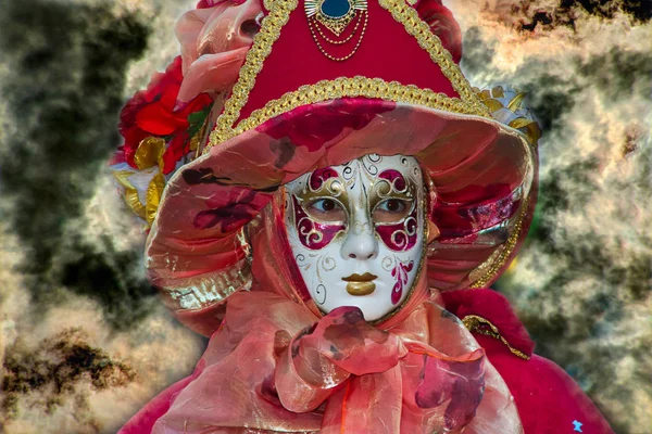 Juerguista Disfrazado Del Carnaval Venecia Con Disfraz Rojo Mirando Derecha — Foto de Stock