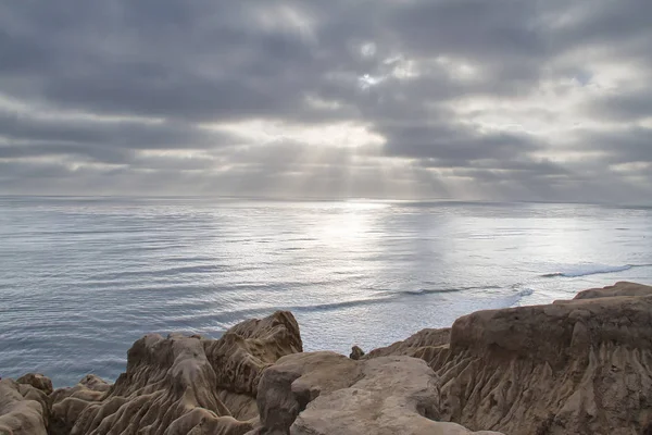 カリフォルニア州の海岸沖の太平洋上空に雲の切れ間から太陽の設定 — ストック写真