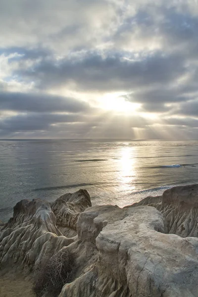 カリフォルニア州の海岸沖の太平洋上空に雲の切れ間から太陽の設定 — ストック写真