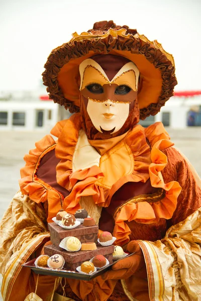 Costumed Reveler Carnival Venice Chocolate Themed Costume Looking Camera While — Stock Photo, Image