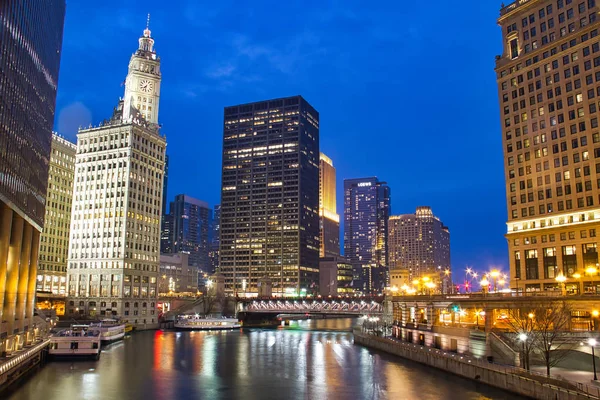 Река Чикаго Вечером Время Голубой Огонька Большим Количеством Городских Огней — стоковое фото