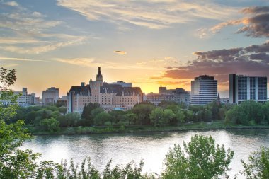 Şehrin üzerinde seyir Batı ve renkli günbatımı güney Saskatoon Nehri boyunca bir yaz akşamında.