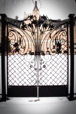 Yerde kar ile bir çok süslü kapı kapalı.