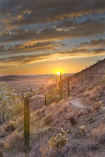 Una Ruta Senderismo Lado Una Montaña Que Dirige Atardecer Arizona — Foto de Stock