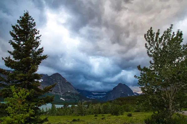 Mycket Aktiv Stormig Himmel Över Bergen Glacier National Park — Stockfoto