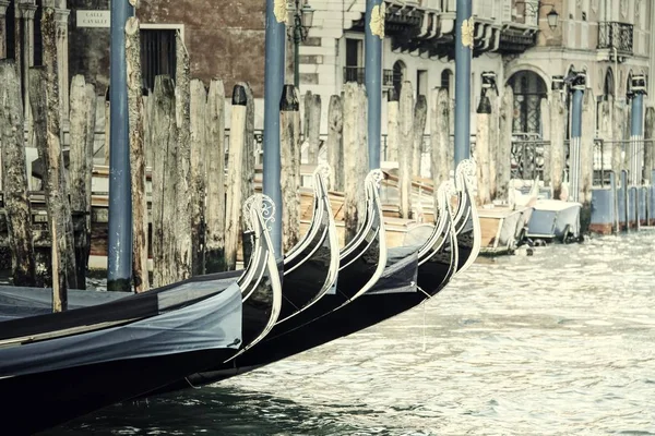 Afgemeerd Gondels Een Rij Canal Grande Venetië Italië — Stockfoto