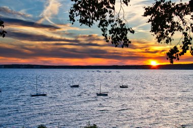 Coast Maine ile ön planda okyanus boyunca ufukta güneş ayarı.