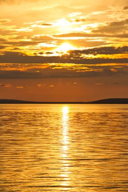Waskesiu göl Kanada Prens Albert Milli Parkı güneş ayarına.