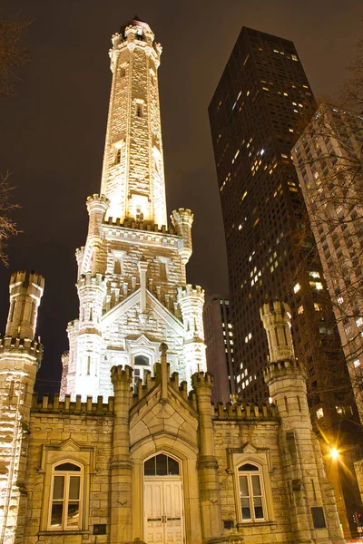 Ночное Изображение Знаменитой Водонапорной Башни Чикаго — стоковое фото
