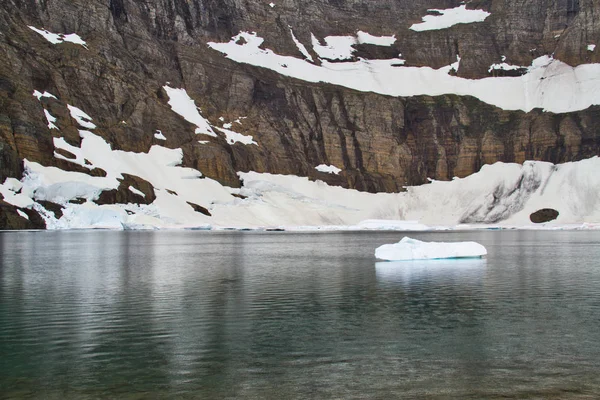 Buzdağı Gölü buzul Milli Parkı'nda görkemli bir görünüm bir yüzen buzdağı ile yaz aylarında.
