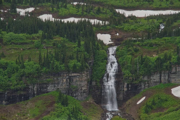 Ett Forsande Mountain Vattenfall Glacier National Park — Stockfoto