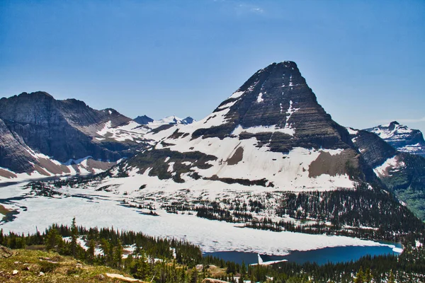 Lago Escondido Parque Nacional Glacier Com Gelo Ainda Sua Superfície — Fotografia de Stock