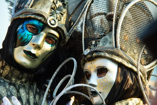 Pair Costumed Revelers Carnival Venice Silver Blue Costume — Stock Photo, Image