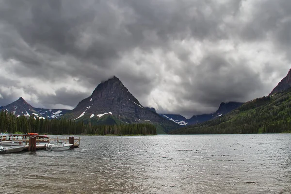 Storm Moln Svävar Över Två Medicine Lake Glacier National Park — Stockfoto