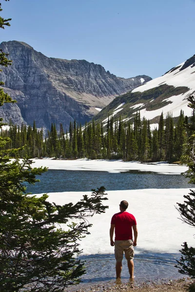 Bir Adam Bir Kırmızı Gömlek Ayakta Dağlarda Yüksek Bir Göl — Stok fotoğraf