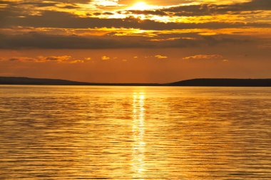 Waskesiu göl Kanada Prens Albert Milli Parkı güneş ayarına.
