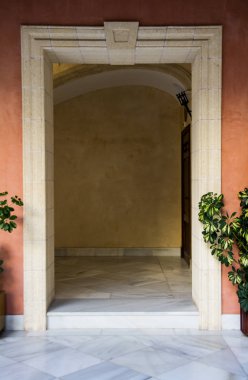 Pembe sıva ile beyaz mermer tarafından çerçeveli bir kapı.