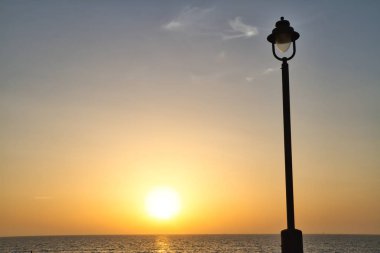 Ön planda hafif bir yazı ile Atlantik Okyanusu üzerinden güneş ayarı.