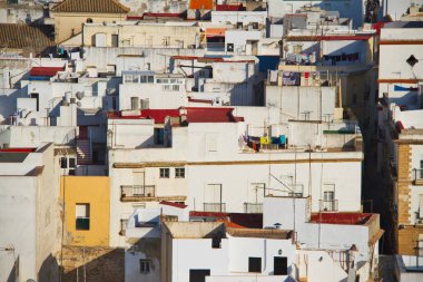 Cadiz, İspanya birlikte bir hava fotoğrafı bir zum objektif olarak sıkıştırılmış badanalı binalar.