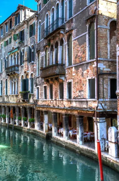 Canal Vacío Tranquilo Venecia Italia Con Agua Azul — Foto de Stock