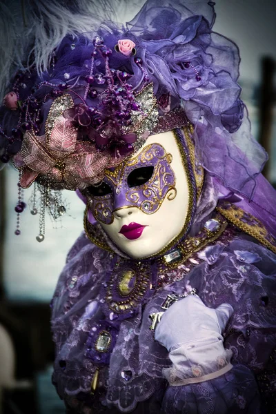 Costumed Reveler Carnival Venice Purple Costume Black Vignette — Stock Photo, Image