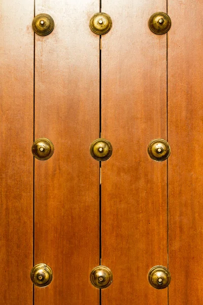 真鍮の装飾とスペインの木製のドアの詳細 ストックフォト