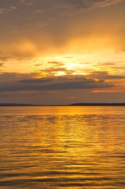 Waskesiu göl Kanada Prens Albert Milli Parkı güneş ayarına.