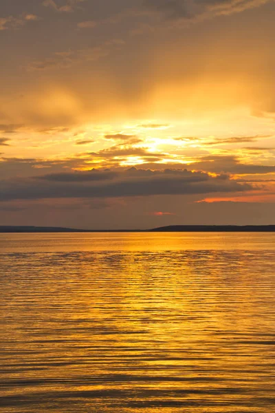 Waskesiu göl Kanada Prens Albert Milli Parkı güneş ayarına.