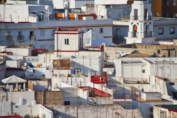 Cadiz, İspanya birlikte bir hava fotoğrafı bir zum objektif olarak sıkıştırılmış badanalı binalar.