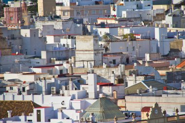 Cadiz, İspanya birlikte bir hava fotoğrafı bir zum objektif olarak sıkıştırılmış badanalı binalar.