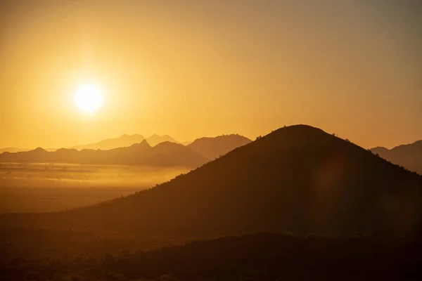 Солнце Восходит Над Горами Пустыни Аризона Естественными Теплыми Оттенками — стоковое фото