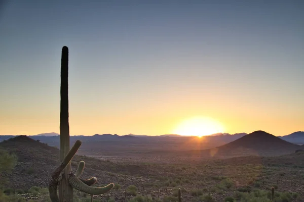 Die Sonne Steigt Über Den Horizont Eines Klaren Arizona Morgens — Stockfoto