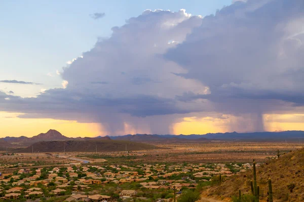 Gün batımı sırasında Arizona çölü üzerinde muson fırtına.