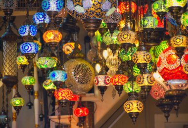 Farklı boyutlarda ve bir Souk tasarımlarında renkli Arapça fenerler.