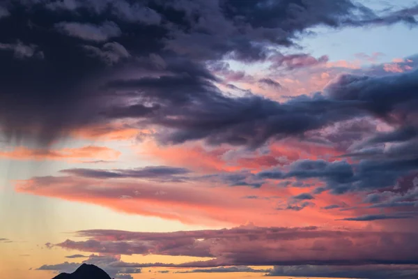 Nubes Que Reflejan Luz Una Colorida Puesta Sol Con Una — Foto de Stock