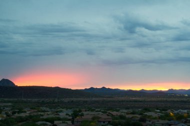 Günbatımı dağlar ve bulutlar ile çöl