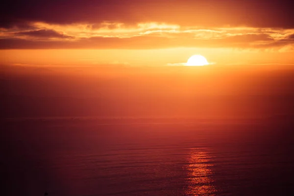 Восходящее солнце над океаном — стоковое фото