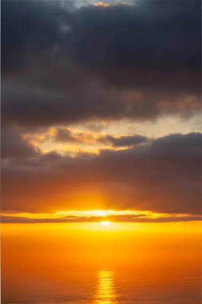 Восходящее солнце над океаном — стоковое фото