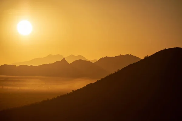 Разогреть восход солнца с помощью гор — стоковое фото