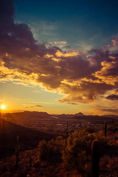 Puesta de sol del desierto con cielo colorido —  Fotos de Stock