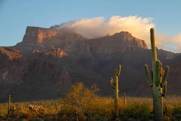 The Superstition Mountains with Cloud — Stock Photo, Image